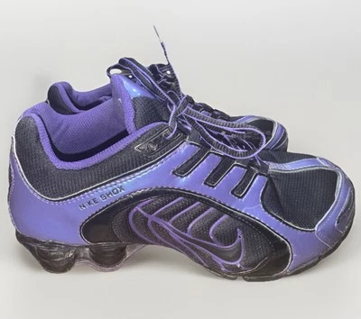 Nike Feminino Shox Navina Retrô - 356918 055 - Preto / Roxo Iridescente - Tamanho 8.5 - Imagem 1 de 4