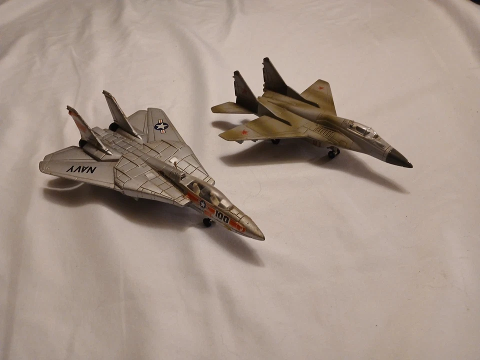 Lote De Colección ERTL F-14 Tomcat y MIG-29 Fulcrum Jet Fighter 7.5" Aviones Diecast Foto 1 de 4