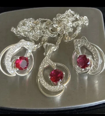 JUEGO DE PENDIENTES Y COLGANTES DE PLATA DE LEY RUBÍ Y CIRCONITA CÚBICA. Foto 1 de 4