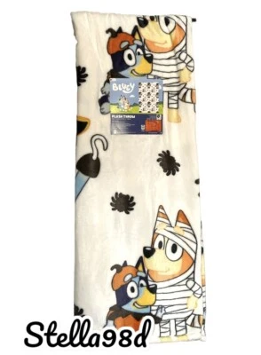 Manta de felpa blanca azulada de Halloween - pirata, momia, araña, calabaza Foto 1 de 4