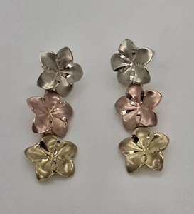HAWAIIAN PLUMERIA TRIPLE FLOWER 14K TRICOLOR GOLD EARRINGS ~BEAUTIFUL ~3.3 GRAMS - Picture 1 of 12