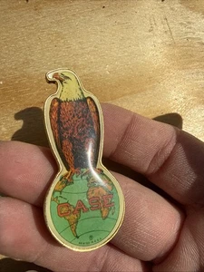 Koffer Adler auf Globus Landmaschinen Traktor Hut Anstecknadel Neu NOS 1990er - Bild 1 von 2