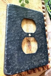 Placa de pared de salida de metal negro de colección cubierta de enchufe industrial martillado metal hierro - Imagen 1 de 8