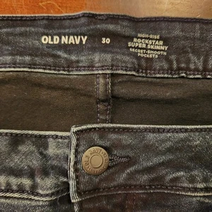 Pantalones de mezclilla Old Navy Rockstar cintura alta súper ajustados enjuagados oscuros, talla grande 30 - Imagen 1 de 4