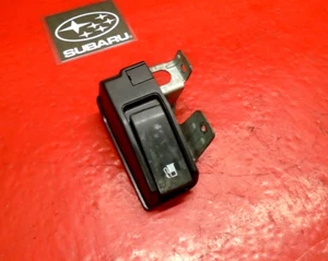 02-07 SUBARU IMPREZA COMBUSTIBLE GAS PUERTA INTERRUPTOR DE LIBERACIÓN DE BOTÓN ABRIDOR NEGRO FABRICANTE DE EQUIPOS ORIGINALES - Imagen 1 de 3