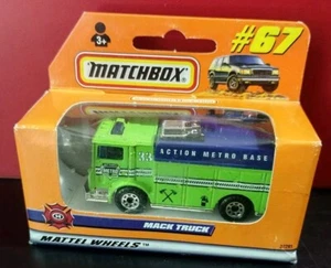 Camión de bomberos Matchbox #67 Action Metro Base Mack Truck - Imagen 1 de 6