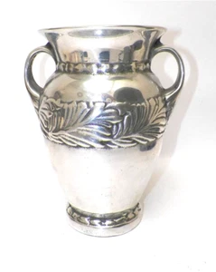 Jarrón con mango de urna de aluminio fundido pulido ornamentado con hojas grandes 9 3/4" - Imagen 1 de 4