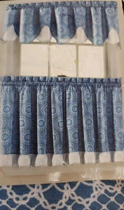 NEU Blau Weiß Deckchen Muster Fenstergardine 3 Stück Set Stange Tasche Comfort Bay - Bild 1 von 7
