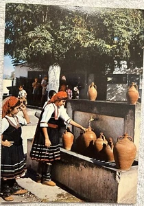 Postcard Embona Country Girls At The Fountian Vintage Rhodes Chrome Unposted - Bild 1 von 2