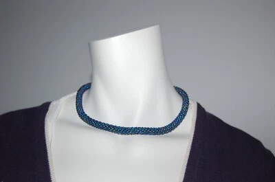 Hand gehäkelte Perlenkette aus Kunstperlen - blau-violett - Bild 1 von 4