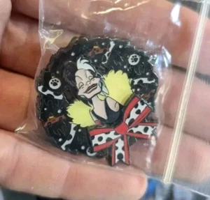 Cruella de Vil Wreath Enamel Pin Loungefly Mystery Disney Pin 2023 - Picture 1 of 1