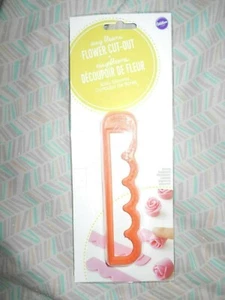 Wilton Cake Decorating Flower Cut-Out - Picture 1 of 1