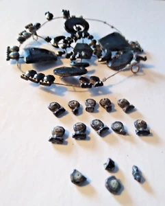 Broche victoriano de luto por chorro restos con lunas crecientes facetadas y trapecioides. - Imagen 1 de 9