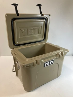 Enfriador duro Yeti Roadie 20 bronceado usado tiene algo de desgaste con monograma Foto 1 de 4