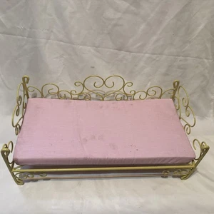 OG Dolls gelber Drahtrahmen 21 Zoll Bett mit rosa Matratze Möbel Herzen - Bild 1 von 6