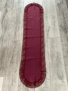 Burgunderrote Kommode Läufer mit Spitzenkante. 58 Zoll lang. Siehe Fotos. - Bild 1 von 2
