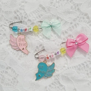 BFF Beste Freundin Brosche Set Glitzer Herz Engelsflügel Charms Handarbeit Sicherheitsnadeln - Bild 1 von 8
