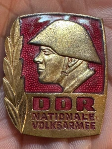 DDR Bestenabzeichen NVA - Nationale Volksarmee NVA Ausführung mit Schraube - Bild 1 von 3