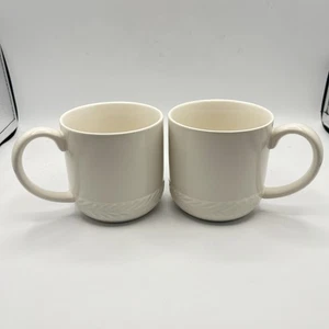 Bee & Willow Kaffeetassen 2er Set 15 Unzen weiß Steinzeug geprägter Boden - Bild 1 von 19