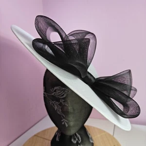 Blanco Negro Grande Fascinator Sombrero de Boda Kentucky Derby Royal Ascot Arco - Imagen 1 de 3
