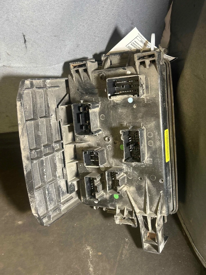 Fits 2008 Dodge Magnum Engine Fuse Box OEM:04692170AG Foto 1 de 4