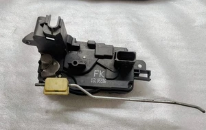 2006 OPEL ASTRA H DOOR LOCK FRONT LEFT 13105936 GM VAUXHALL - Picture 1 of 2
