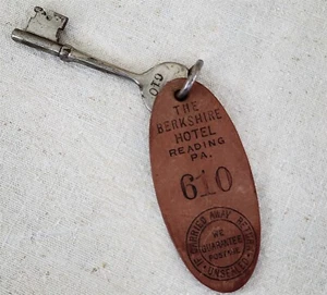 DE COLECCIÓN LA HABITACIÓN DE HOTEL BERKSHIRE LLAVE ESQUELETO Y LLAVERO DE MASONITA LECTURA PA 2,75" - Imagen 1 de 2