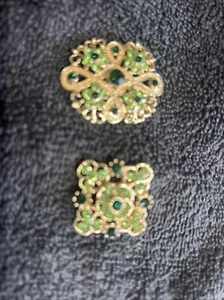 Juego de dos broches broches de cristal de 2 colores verde claro y oscuro tono dorado. - Imagen 1 de 6
