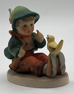 Figura Goebel Hummel LECCIÓN DE CANTO niño con pájaro #63 - Imagen 1 de 6