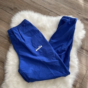 Pantaloni da pista da riscaldamento nuovi nuovi vecchi stock DIADORA Trevi nylon foderati da uomo medi - Foto 1 di 11