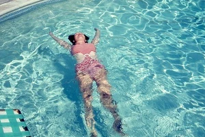 Original Slide 1960's Woman Swimsuit Floating in Swimming Pool Scene 350N - Picture 1 of 1