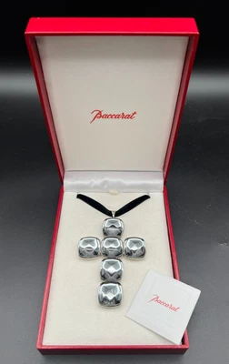 百家乐(法国)水晶 MEDICIS 十字架吊坠(青铜/银色)LE #51/250 — 第 1/4 张图片