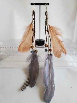 Pendientes colgantes de moda con cadena en tono dorado diseño de plumas de cuentas de cuero Foto 1 de 3