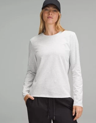 Lululemon 经典长袖超柔软灰色 Meidum 码 — 第 1/4 张图片