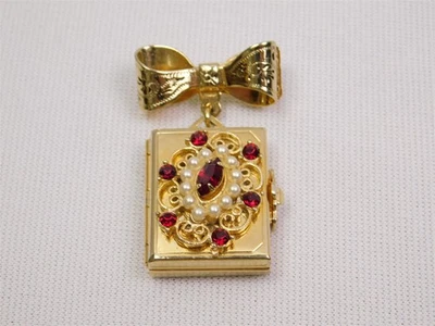 Broche medallón plegable multipanel relleno de oro CORO vintage piedras rojas perlas Foto 1 de 4