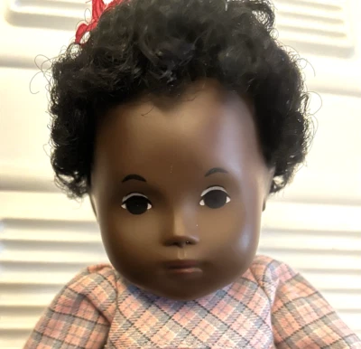 MUÑECA Cara Bebé Negra Años 80 SASHA por Trendon Cesta de Mimbre Conjunto con Caja Foto 1 de 4