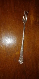 GLENWOOD SILVER CO Violet Flower Appetiser Oyster Pickle Fork - Picture 1 of 3