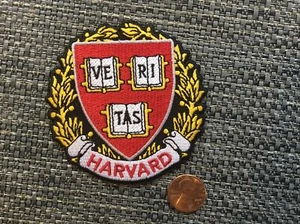 HARVARD UNIVERSITY VINTAGE BORDADO HIERRO EN PARCHE 3" X 3” A1 - Imagen 1 de 2