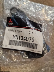 GENUINO NUEVO AMORTIGUADOR GUANTERA MITSUBISHI L200 2015-19 MN134079 - Imagen 1 de 2