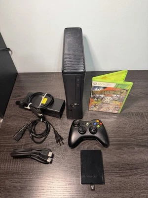 XBOX 360 SLIM Modelo 1439 Paquete OEM Probado/Limpiado Incluye Juego Foto 1 de 4