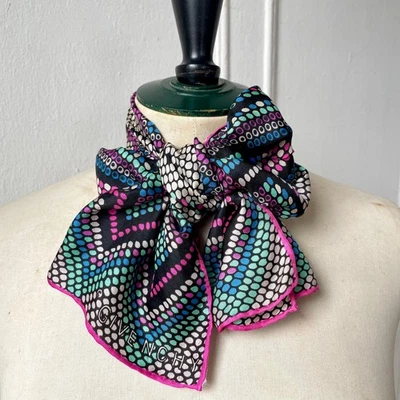 Bufanda de seda vintage años 70 firmada por Givenchy con logotipo estampado de píxeles rectangular grande Japón  Foto 1 de 4