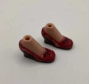 Bratz Puppenkleidung MGA Campfire Phoebe rote Schuhe Füße - Bild 1 von 4