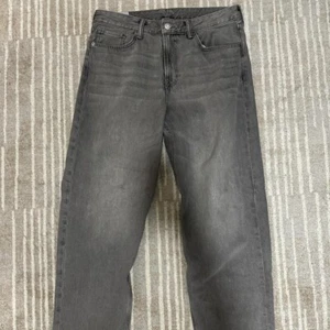 H&M Baggy Loose / Ample Jeans, 34W 32L - Picture 1 of 4