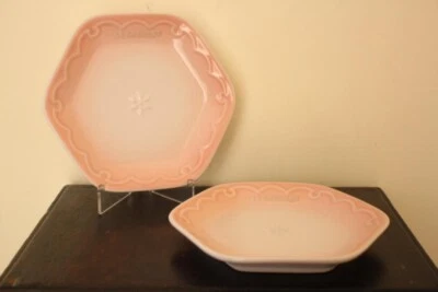 Lot de 2 assiettes à vaisselle Le Creuset Snow Ring taille 18 cm expédiées du... - Photo 1/4