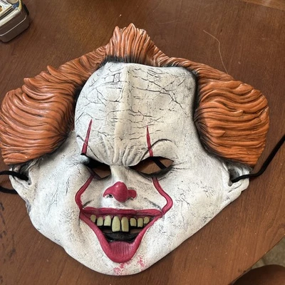 Máscara de Halloween Pennywise de lujo para adultos disfraz máscara lazos suaves acolchados espeluznantes Foto 1 de 4