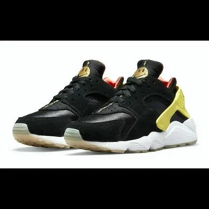 NEW Nike Air Huarache Women's Shoes Size 6 Black Yellow Sneakers DO5873-001 - Picture 1 of 6