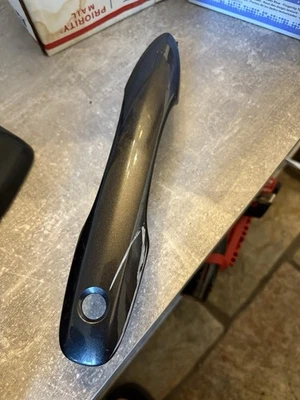 Manija exterior (izquierda) Toyota Prius 2018-2023 OEM 69210-06100-C0 gris carbón Foto 1 de 4