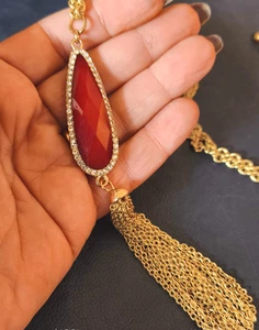 Collar Dorado Vintage Americano De Los Años 60 Con Borla Roja - Imagen 1 de 3