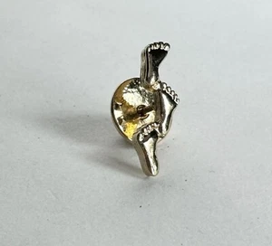 1 Precious Feet Lapel Pin 1979 International Pro Life Symbol Baby - Imagen 1 de 2