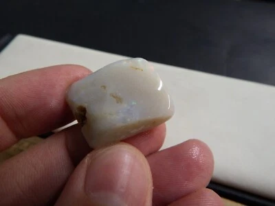 26.7ct coober peddy rubbed blue green & yellow flash opal gemstone crystal AUS - Изображение 1 из 4